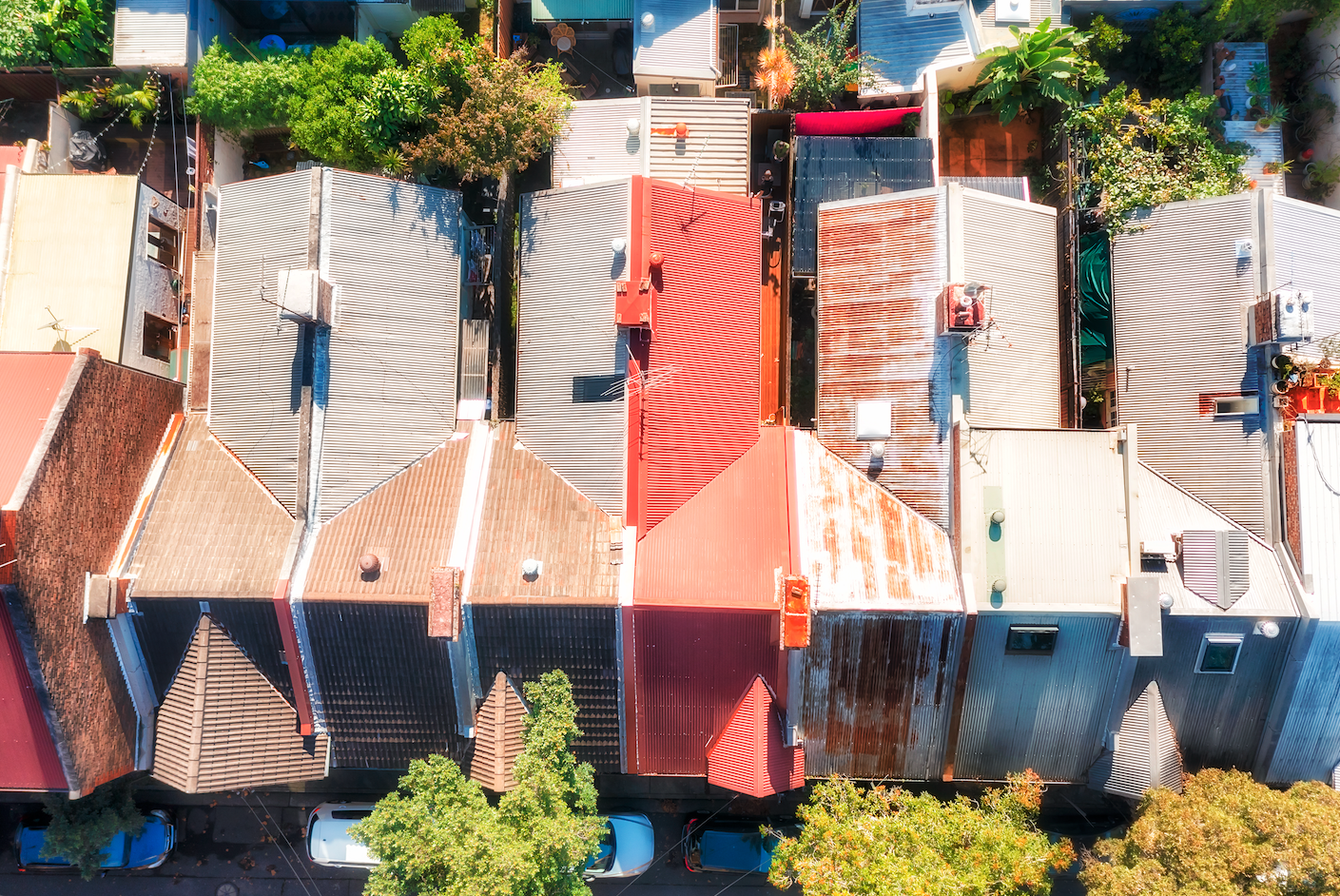 SETBACKS: Minimal separation between neighbouring buildings, leading to a ‘hemmed-in’ effect