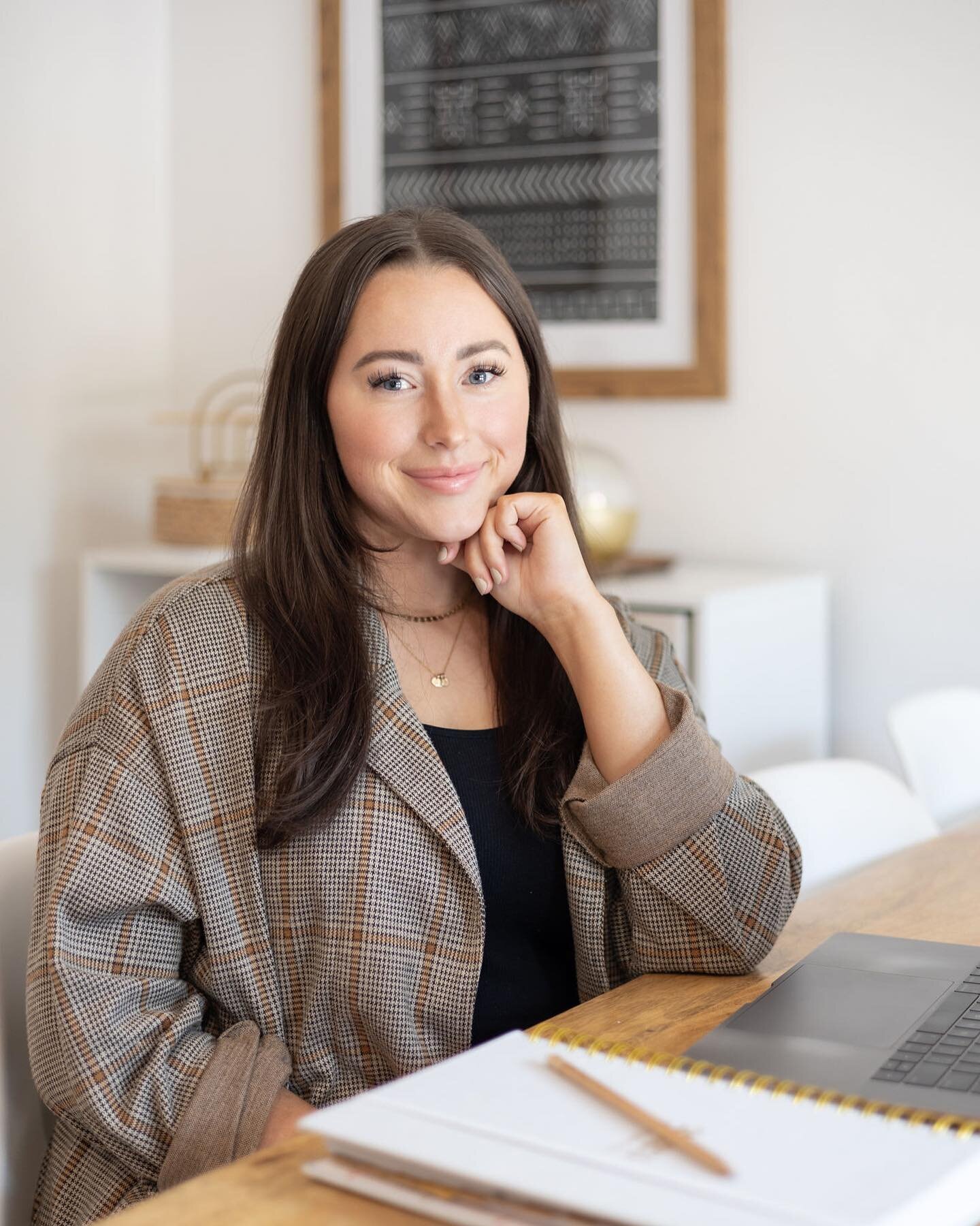 In my long hair and feeling reinspired about this brand era 💁🏻&zwj;♀️ 

Obsessing over my new headshots from a recent shoot with @meredithmeyerphotography. Thanks sis! She&rsquo;s so talented and truly captured ME in my home. You aren&rsquo;t ready