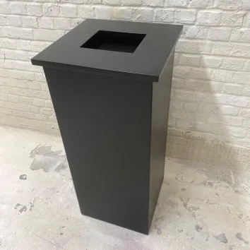 Display plinth for figurine