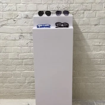 Sunglasses display plinth for sun glasses