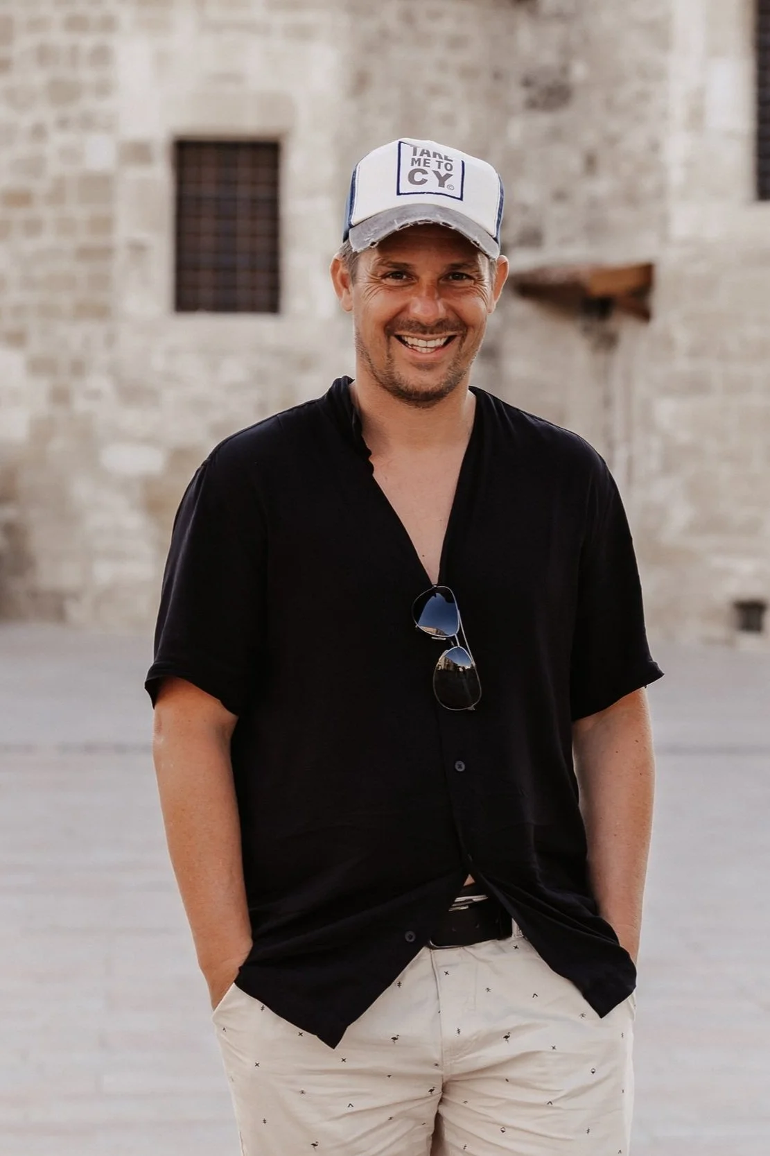 Danilo Gobbetto - Video-Setup Coach steht lässig auf einer Plazza