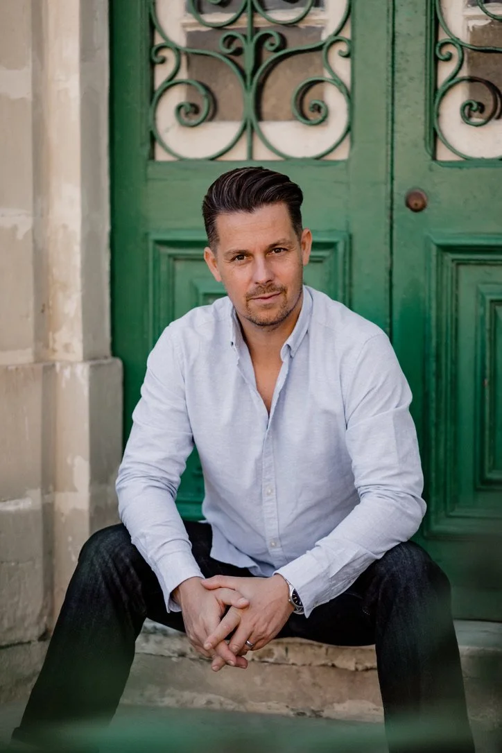 Danilo Gobbetto - Street Fotoshoot - sitzt auf einer Treppe