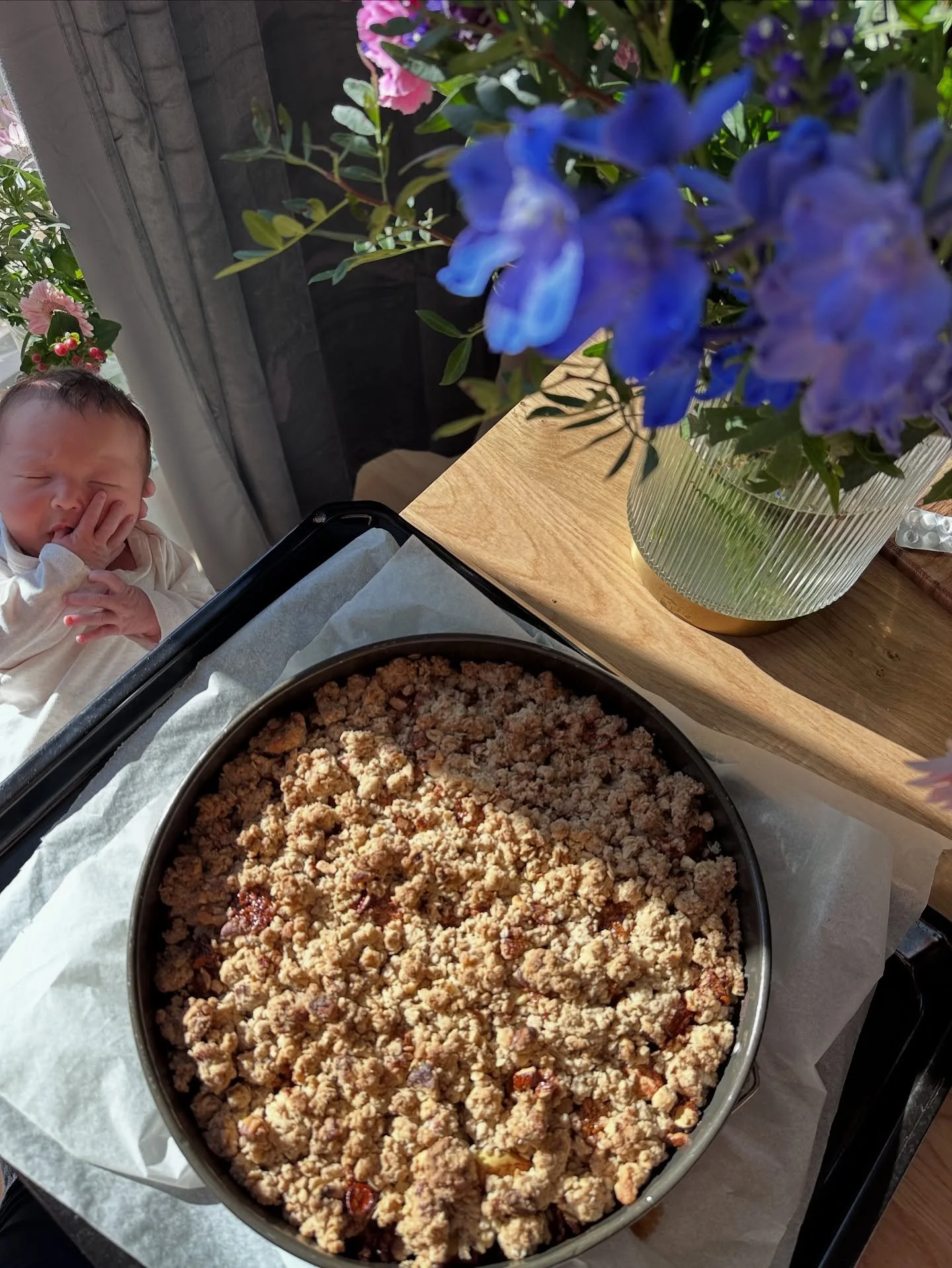 Tusind tak, for alle jeres s&oslash;de beskeder 🥹💘🥹💘 Jeg tager hver og en ind og v&aelig;rds&aelig;tter jeres s&oslash;de hilsner meget. Og gr&aelig;der lidt. 

Flere har spurgt p&aring; en opskrift&hellip; p&aring; kagen. S&aring; den kommer her