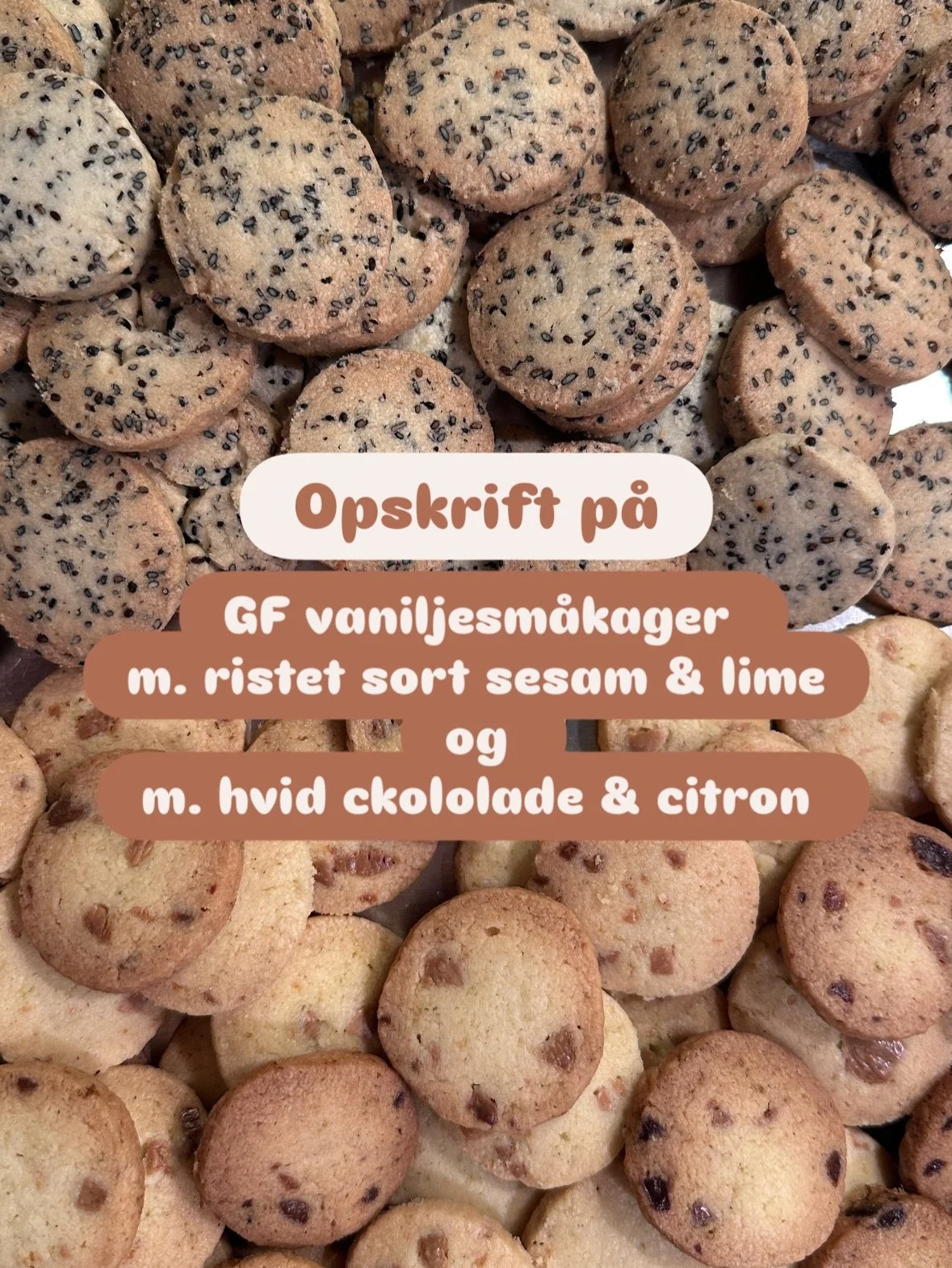 Vaniljesm&aring;kager med ristet sort sesam og citron, og hvid chokolade og lime 💚💛 

Frygteligt vanedannende sm&aring; banditter. Perfekte til lige at have en stang dej af i fryseren til g&aelig;ster eller bare fordi 🥰

Ca. 160 sm&aring; sm&aring