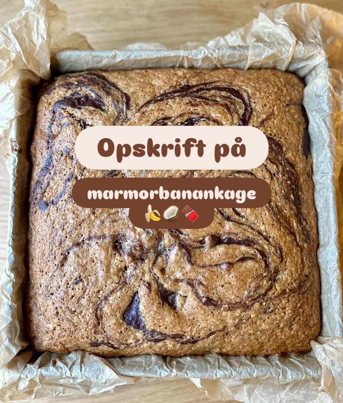 Marmoreret banankage 🍫🍌🥥 Med masser af chokolade og kokos.

Banankage, men s&aring;dan har du aldrig f&aring;et den f&oslash;r. Og den smager hamrende l&aelig;kkert. S&aring; saftig, fyldt med kokos og fyldig chokolade. Mums! Og i dagens anledning