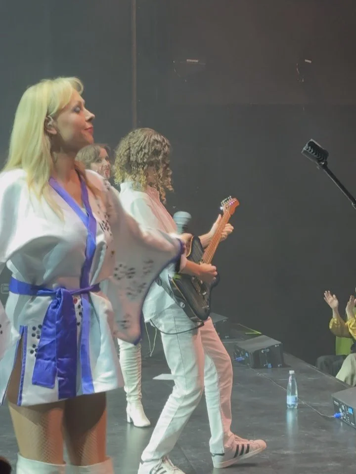 I had a fab time travelling to Denmark last week with @waterlooatributetoabba depping for @danboothmusic! I bloody lovely Abba and this show is a special one! Great band, great hang and everything made super easy by @showplanr 🫶 #abba #touringmusici