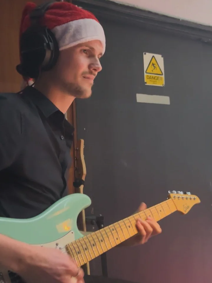 Few more clips from the Christmas show! Only 7 shows left and then I&rsquo;m off on tour! @harrythomsonmusic @jordanproductionsuk @princesstheatretorquay #liveguitar #SleepingBeautyPanto #PantoSeason #TheatreLife #TheatreMusician