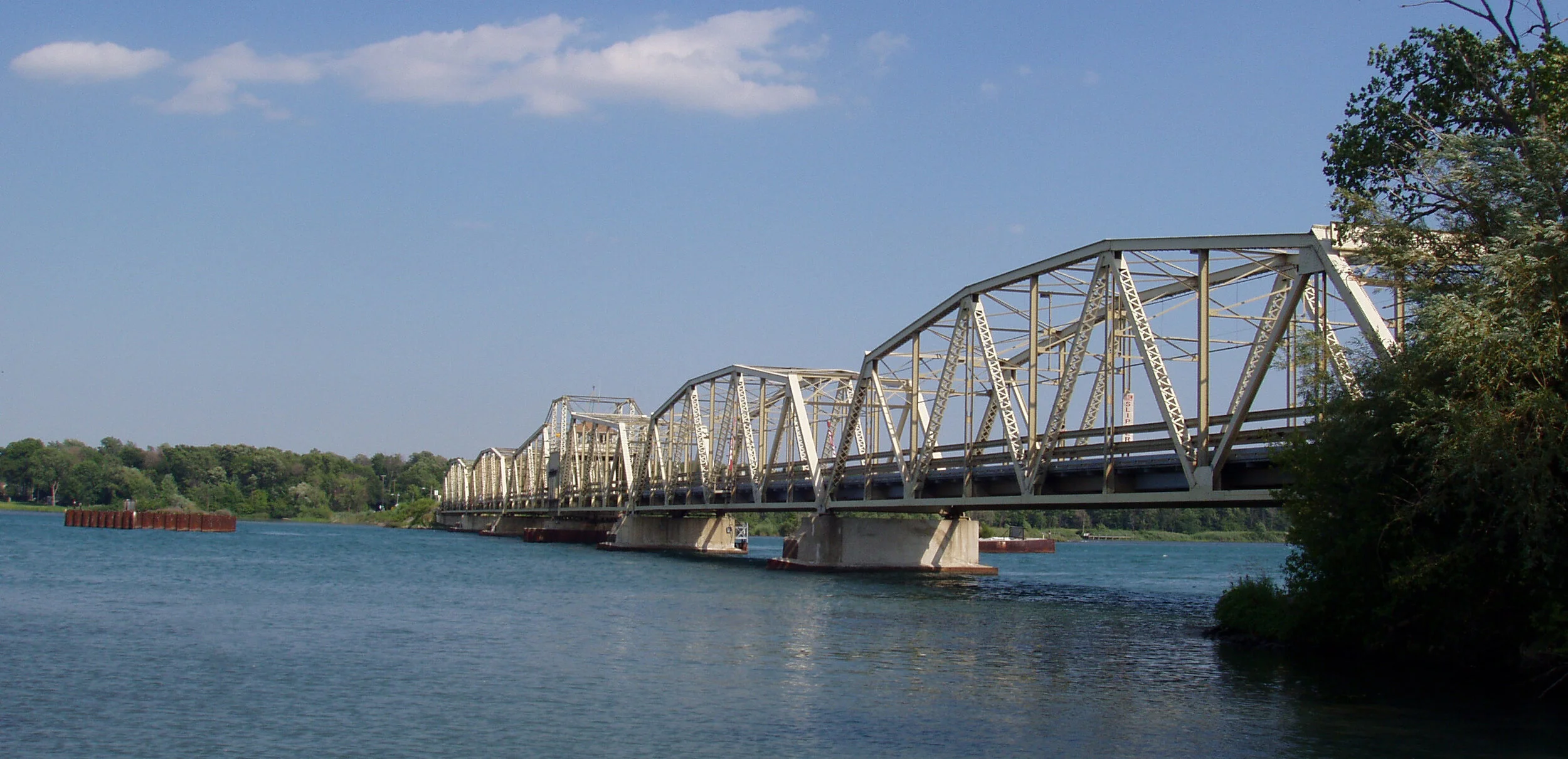 GrosseIleTollBridgeshoreview1.jpg