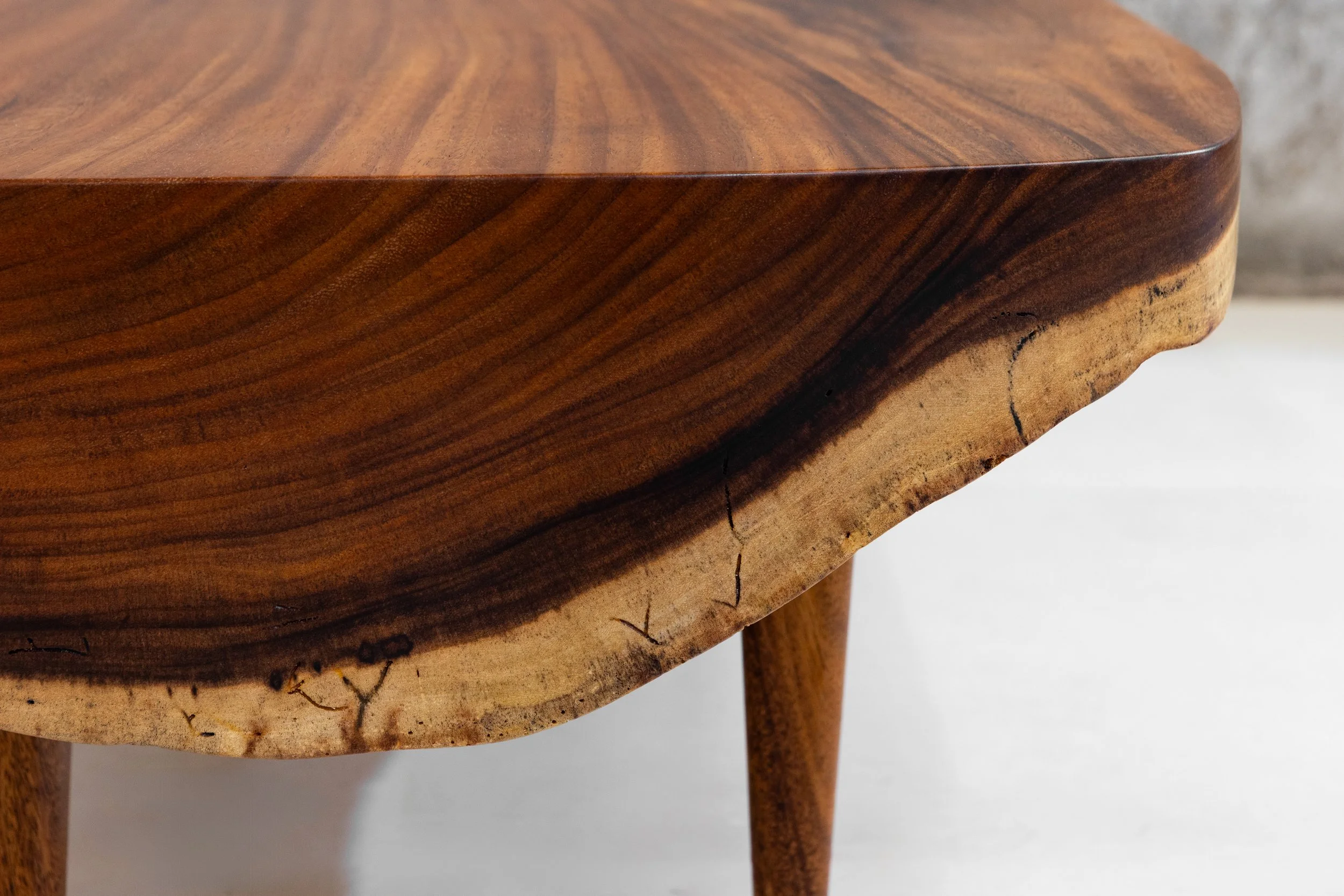 Détail de mobilier en bois massif, exemple non local