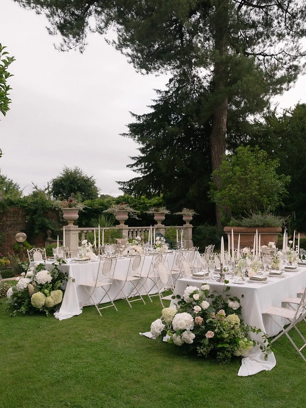 Designing the florals to accompany the dreamy tablescape that @eventden_ curated was a 2025 highlight.

Alfresco dining in the water gardens at @oldrectoryestate has never been prettier. We used a timeless combination of roses and hydrangea to comple