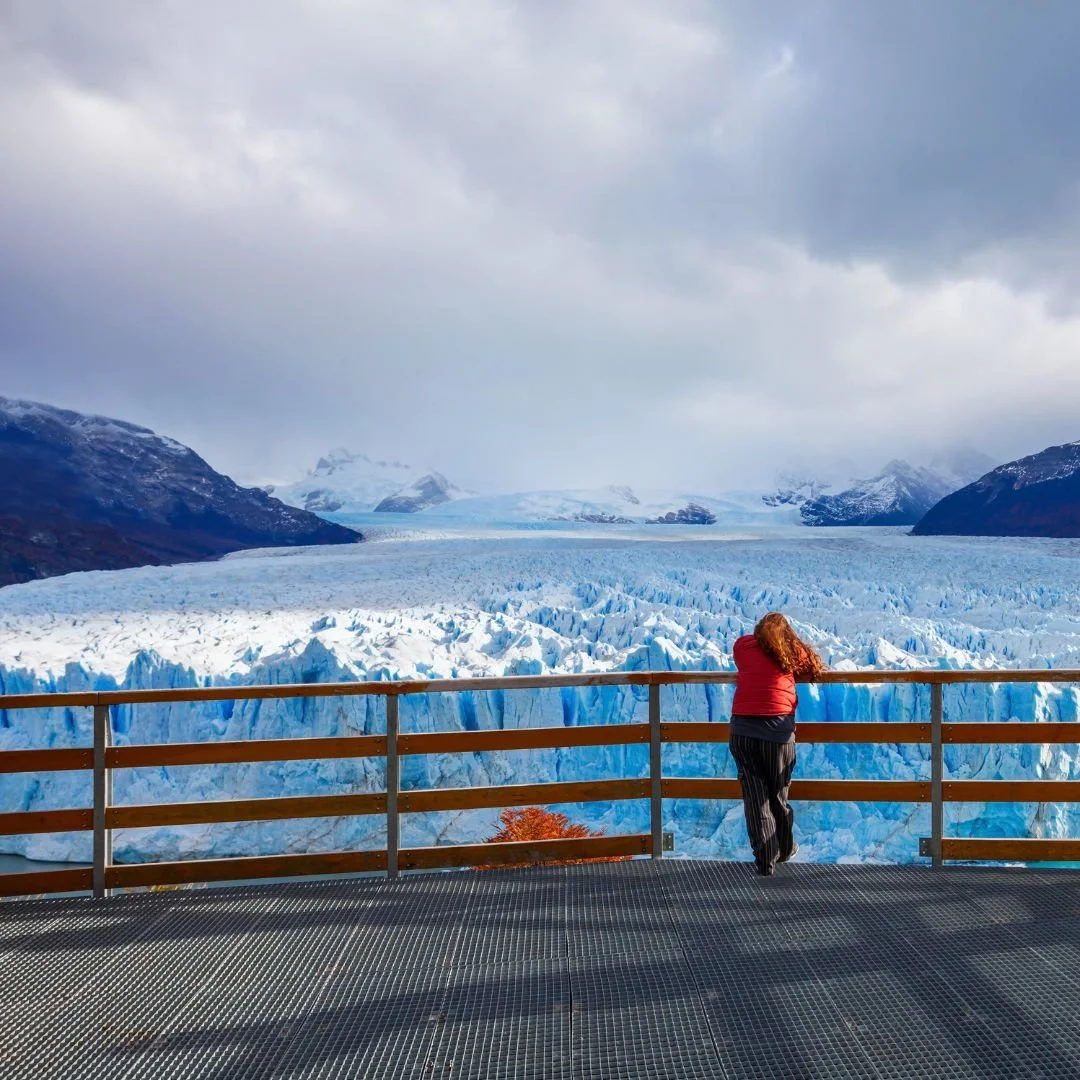 Una mujer se encuentra mirando hacia el Glaciar Peritto Moreno