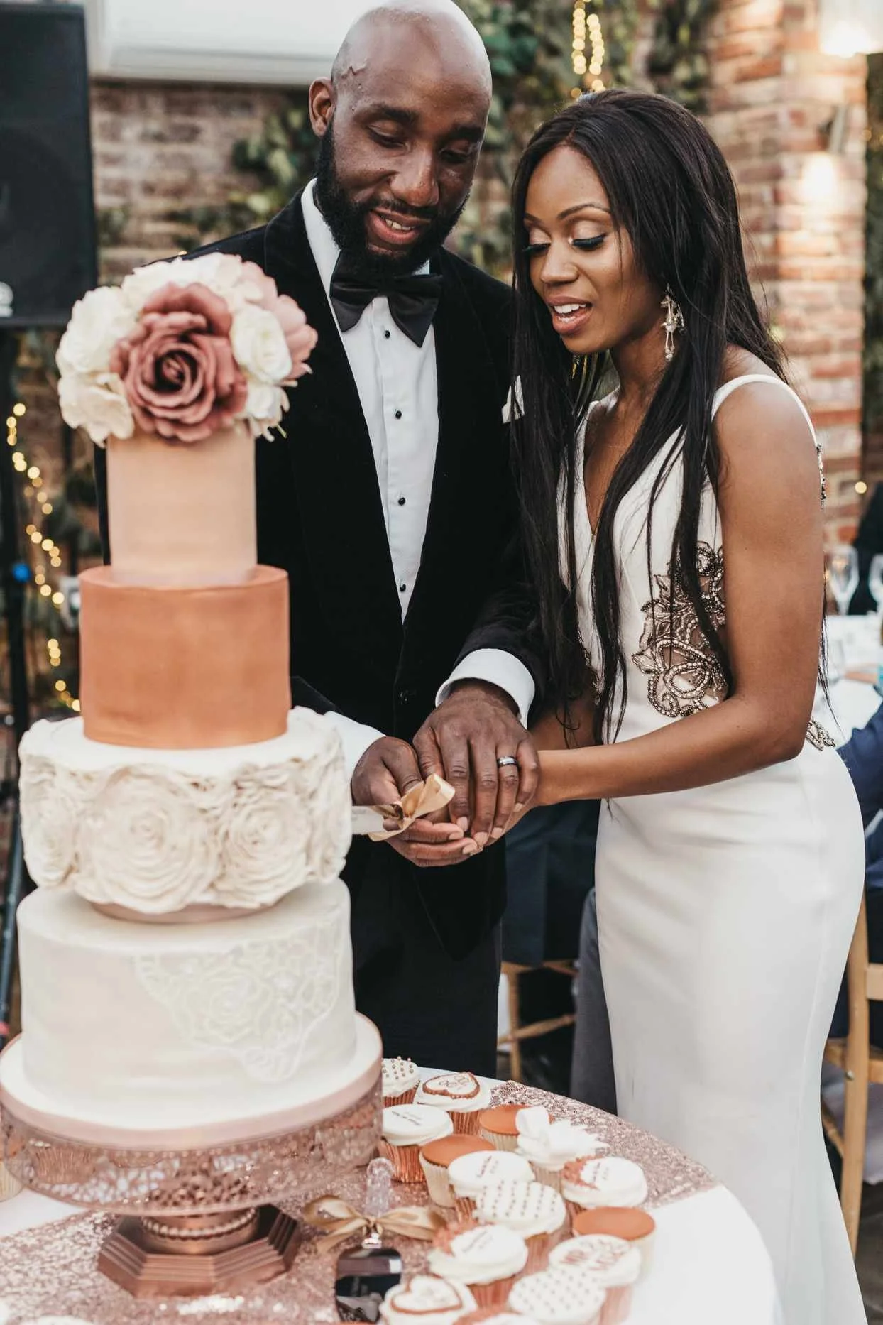 rochelle-nathan-wedding-cake-cutting-0820-aba3c5ac34784b108bf145b5cd40f6b6.jpg