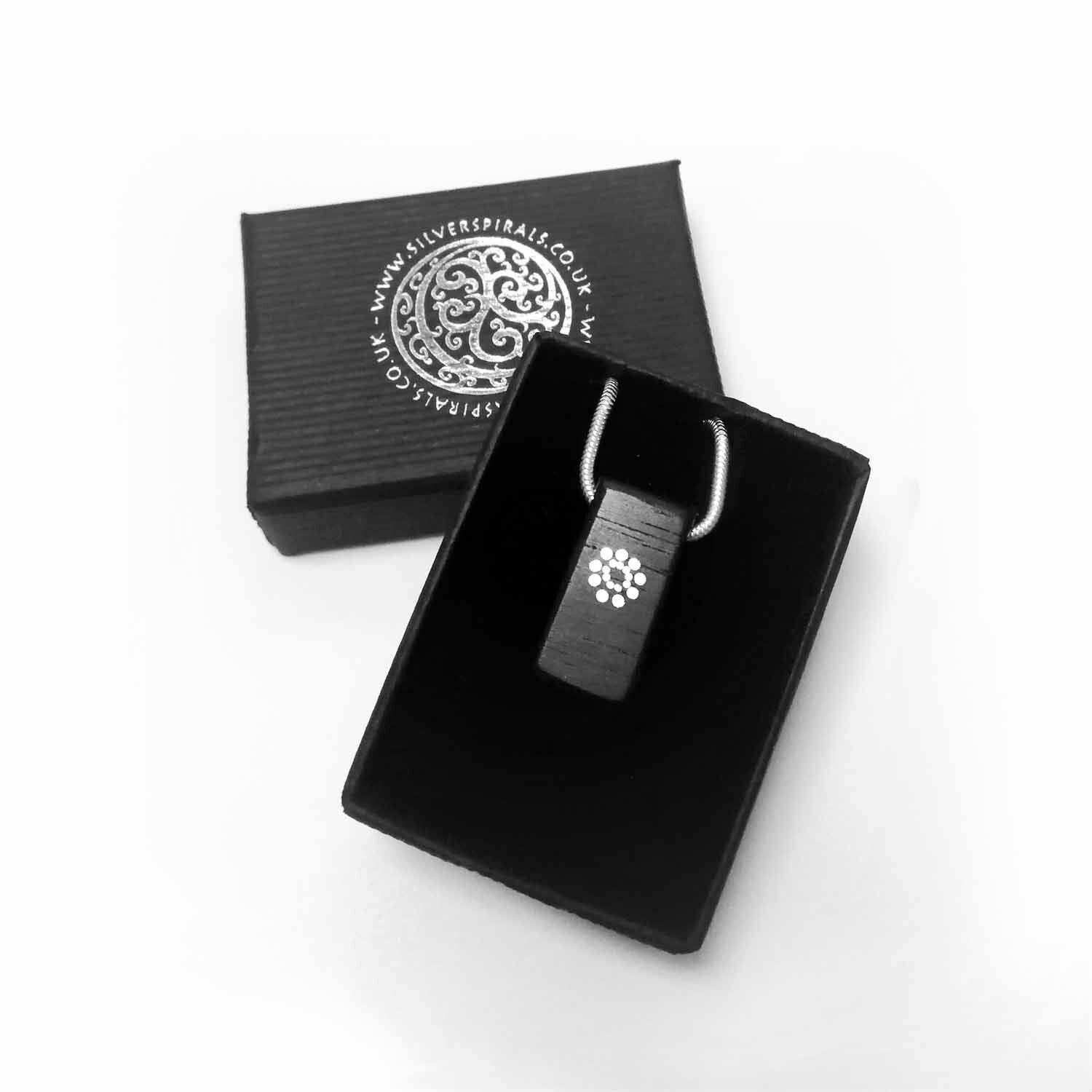 Tiny_Circles_Pique_pendant_box_.jpg
