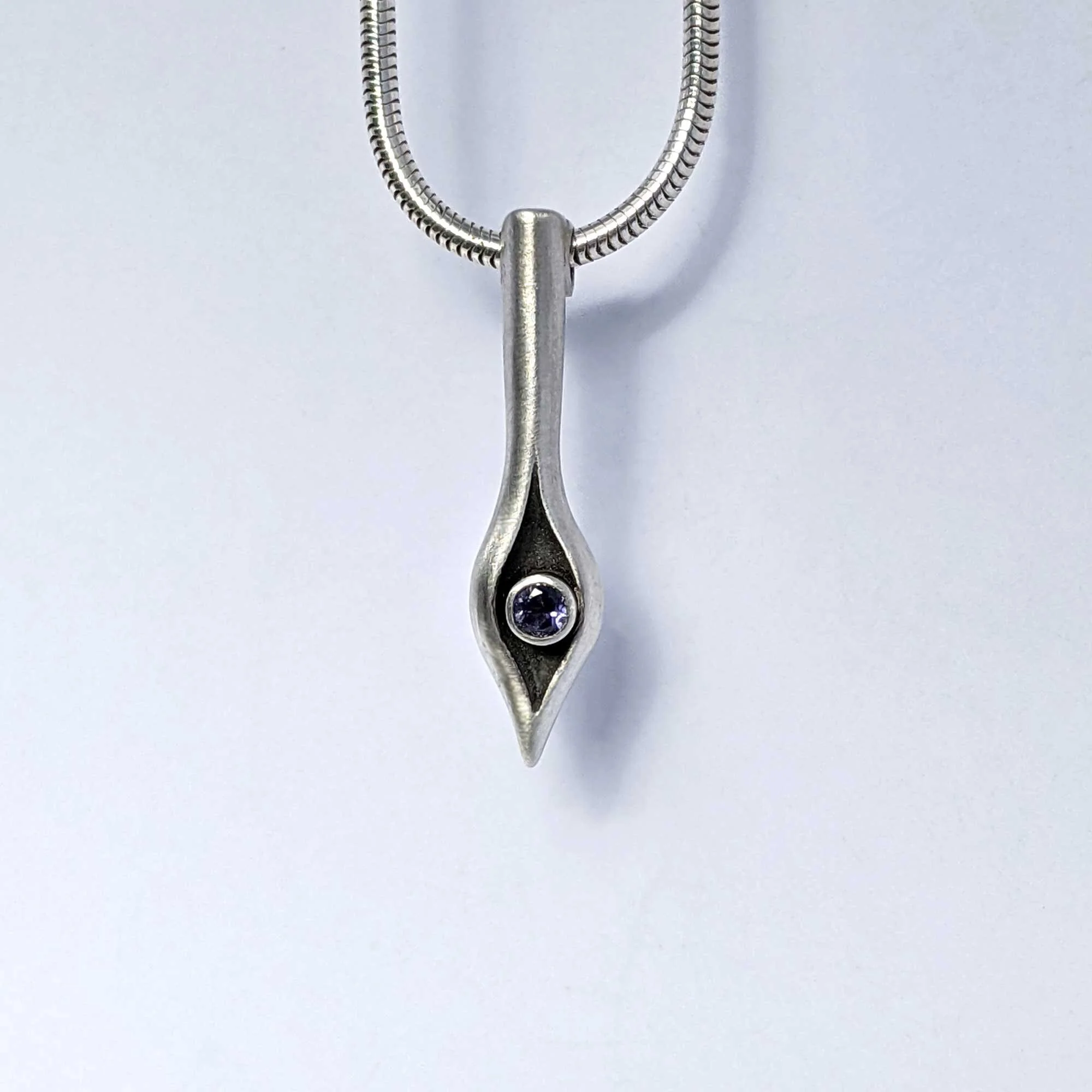 iolite_stem_pendant2_.jpg