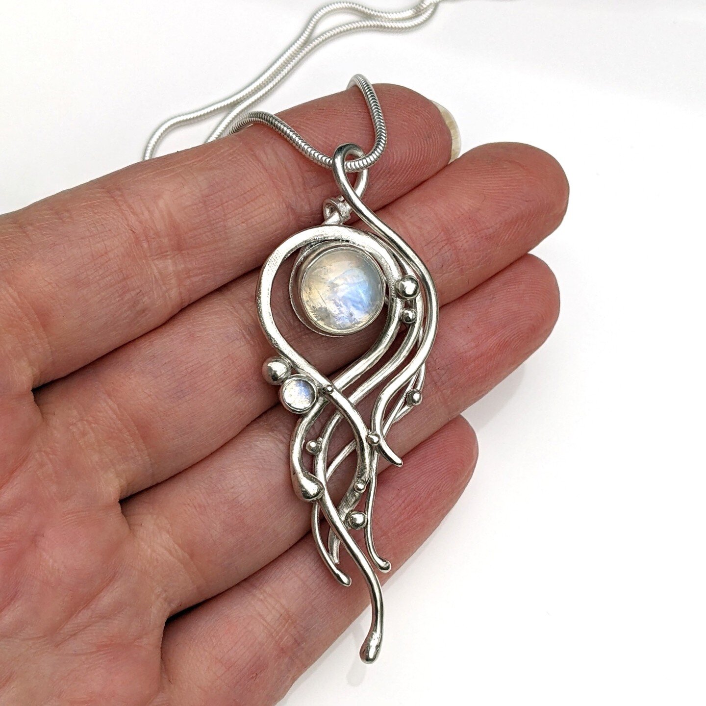 🌕&lsquo;Moonage Daydream&rsquo;. Moonstone filigree pendant that I finished for @eastercon2024 last weekend, and is now with a happy customer!

🚀 This was my first visit to a science fiction convention, I went to support my partner @alexcochranwrit