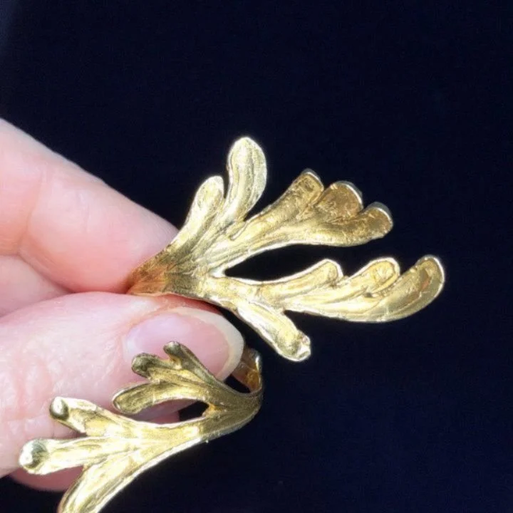 ✨The Most Impractical Ring! (I've made to date).

Thanks very much to @lyd.ltd for teaching me wax carving a few weeks ago! I loved it, maybe the start of a new direction. . .

#CocktailRing
#BotanicalJewellery