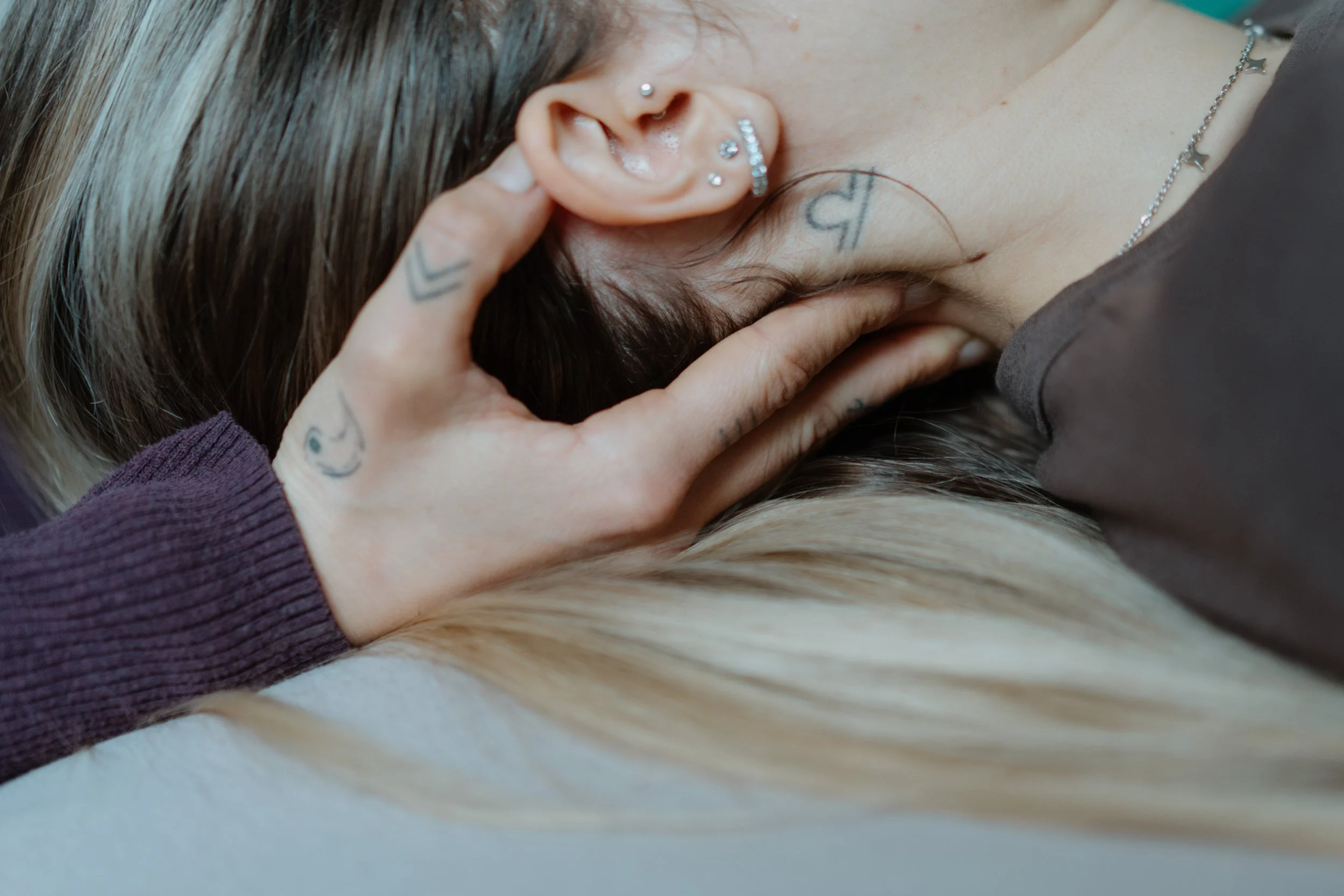 Nahaufnahme des Profils einer liegenden Person, die therapeutisch behandelt wird.