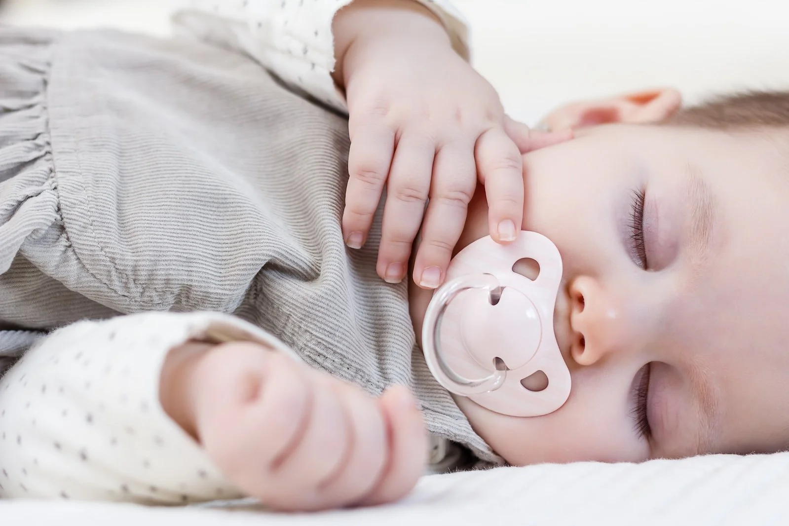 Can Your Baby Safely Sleep with a Pacifier? — Limonino