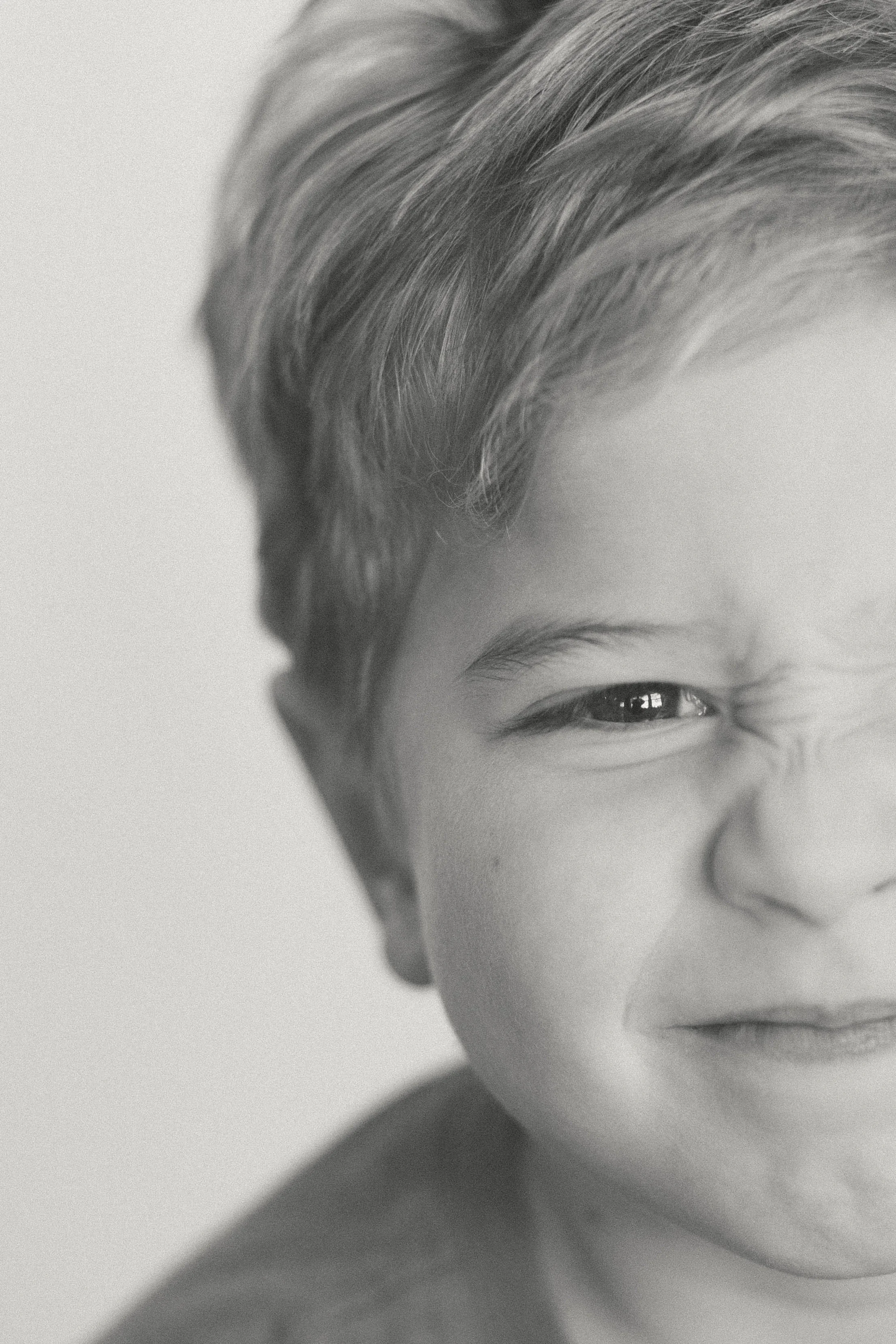 Expressive black and white portrait of a child — lifestyle family photography