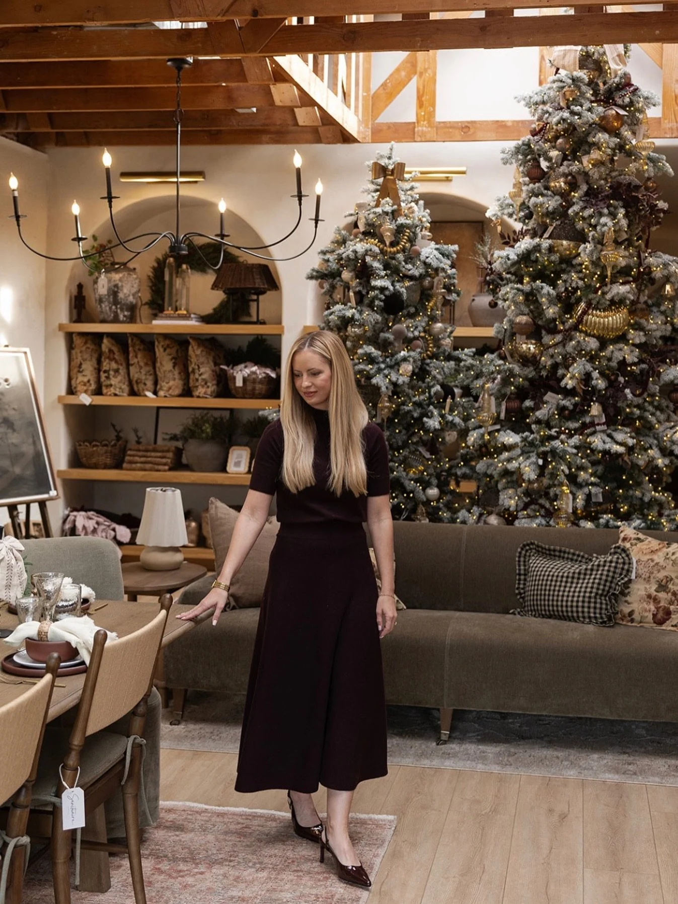 Happy Saturday 🎄

Come by the Shoppe for all your Christmas decor and gifting needs! From holiday treasures to gift cards, we&rsquo;ve got everything to help you spread a little holiday cheer this season. 

Open 9-3 ❤️