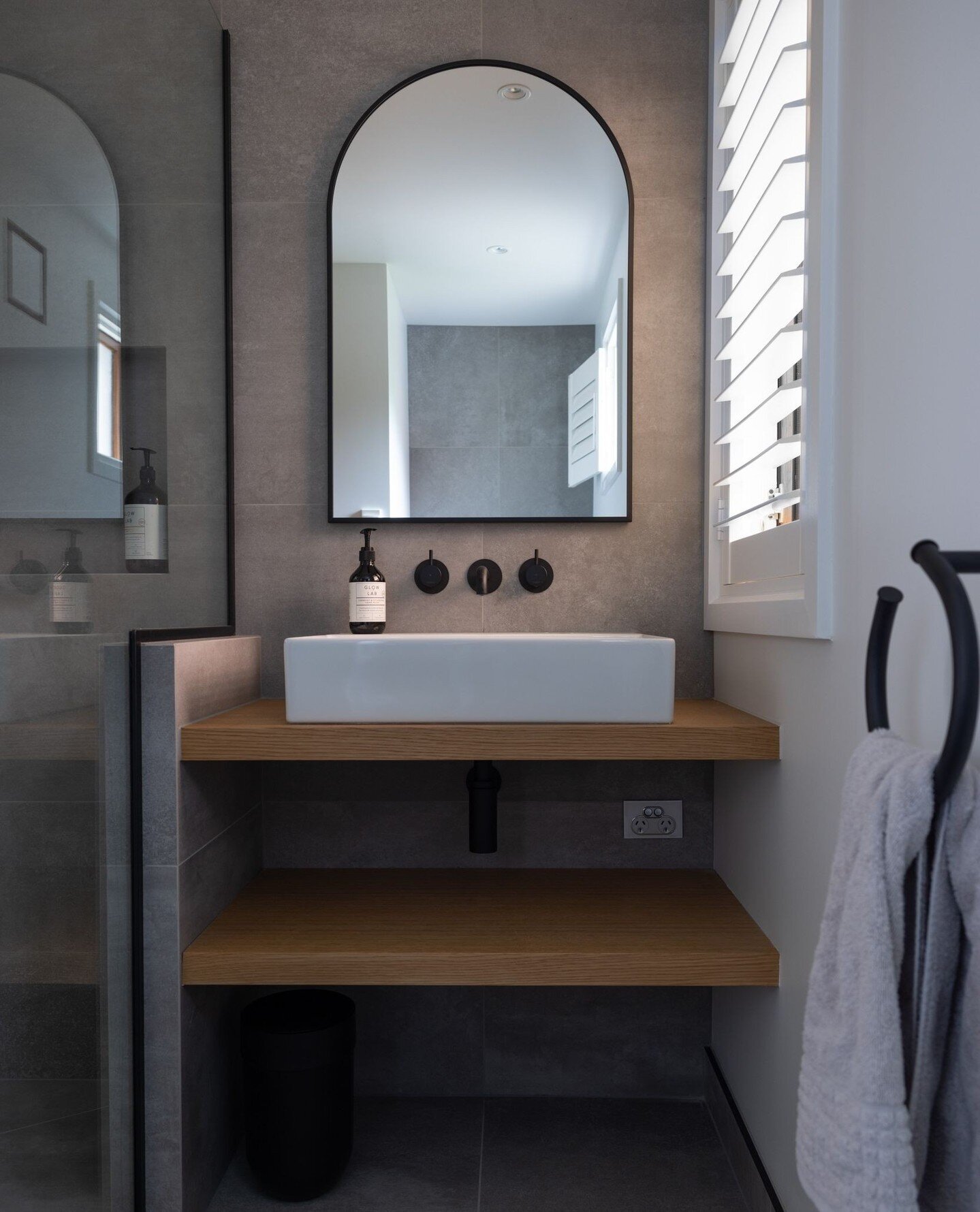 A clever use of space in this main bathroom of our Banks Peninsula Renovation.⁠
Featuring black hardware and natural timber, this simple design fuses straight lines and curves seamlessly.⁠
⁠
📷️ @annamcleodphotography