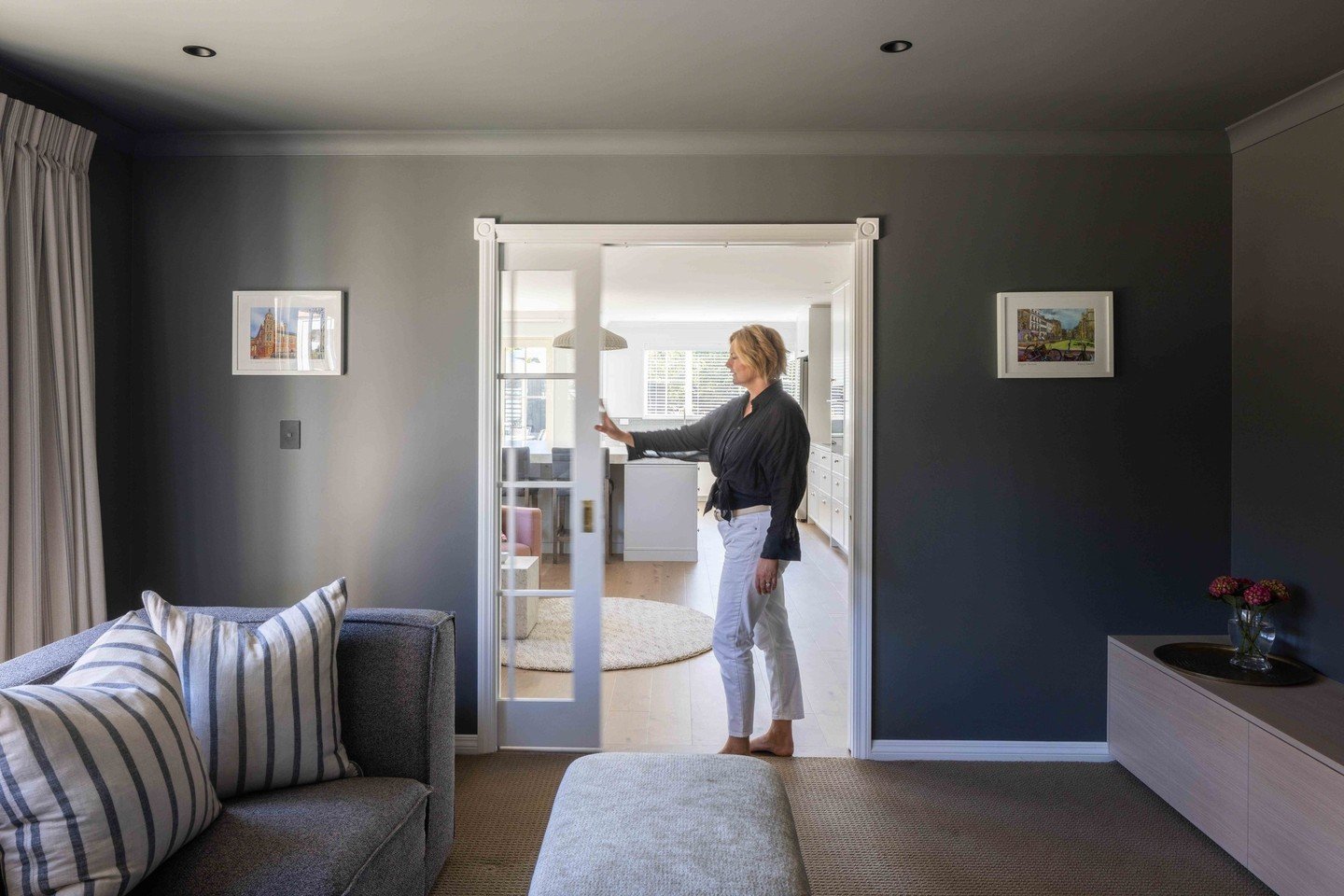 We love a moody media room at Armstrong Interiors! Perfect for those Winter nights and lazy Sunday afternoons ❄️⁠
Here, we have designed the room with a large modular sofa which is perfect for the whole family to enjoy 👨&zwj;👩&zwj;👧&zwj;👦👨&zwj;?