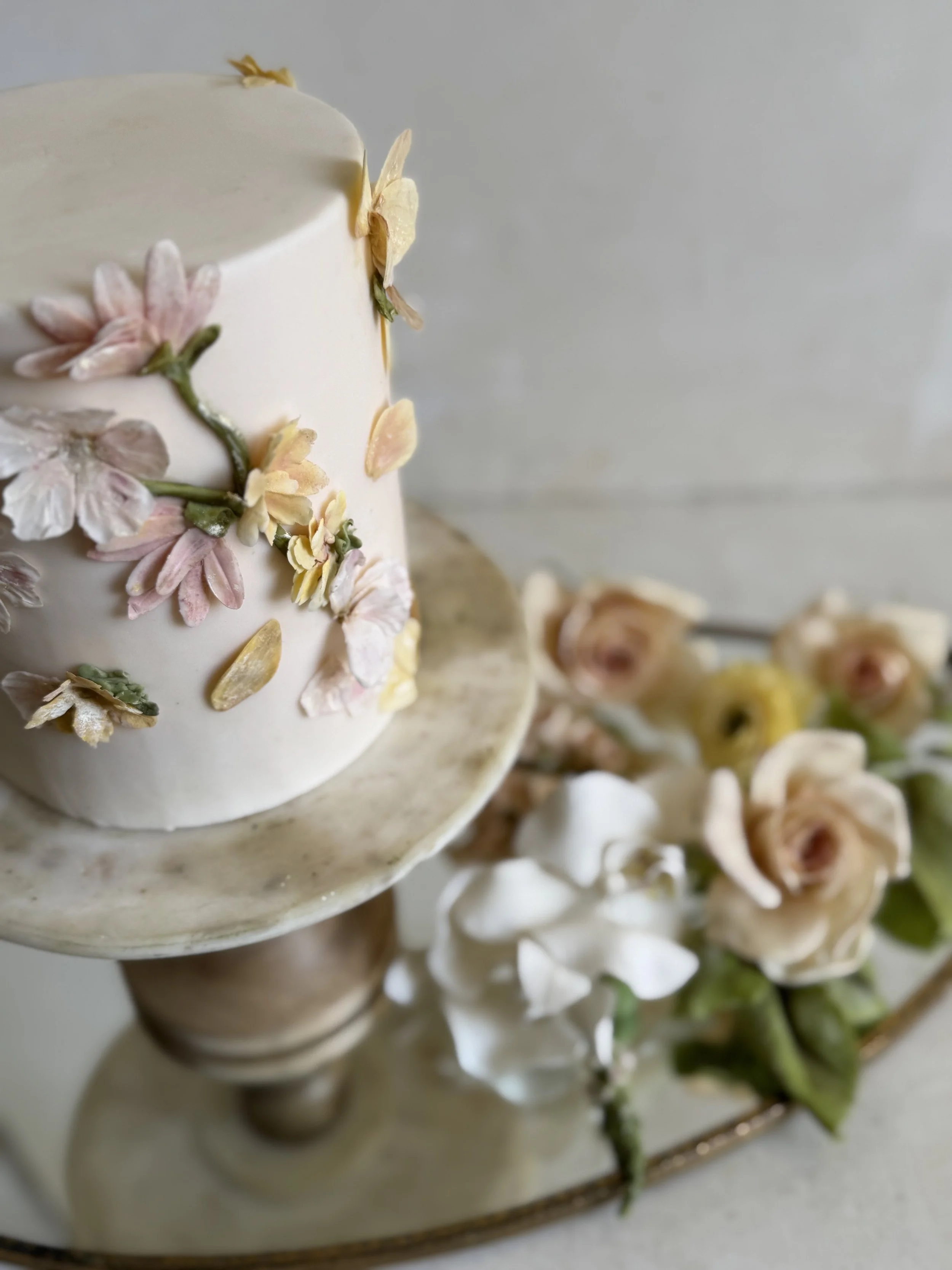 Floral vine cake and sugar flowers.jpeg