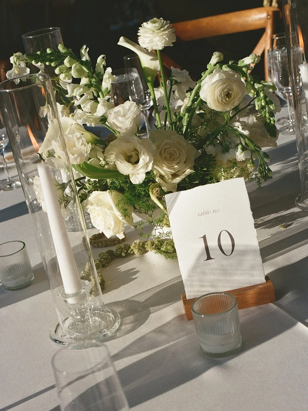 Flowers on film!!

coordinator: @yourqrwedding 
venue: @quailranchevents 
photo &amp; video: @madlovemedia_ 
florist: @brookebloom.co 
catering: @commandperformancecatering 
dj: @danielthe_goat 
signage: @olivewood.creative