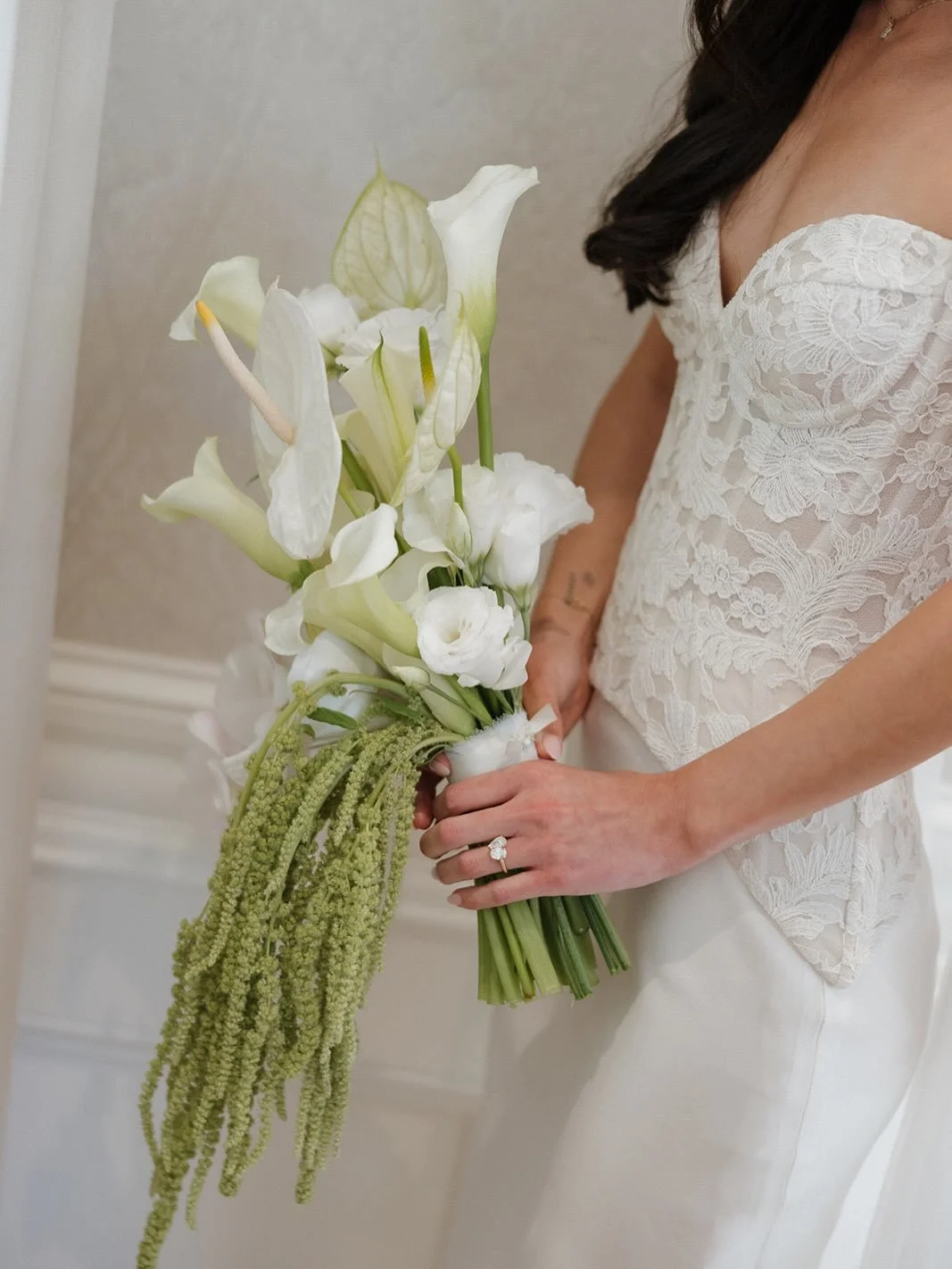 The beautiful bride &amp; her bouquet 🤍 this is one of my favorite bouquets I&rsquo;ve designed

coordinator: @infiniteloveevents 
venue + catering: @monserateweddings @monseratewinery 
photography: @cassidyophotos 
content creator: @mhcontentcreati