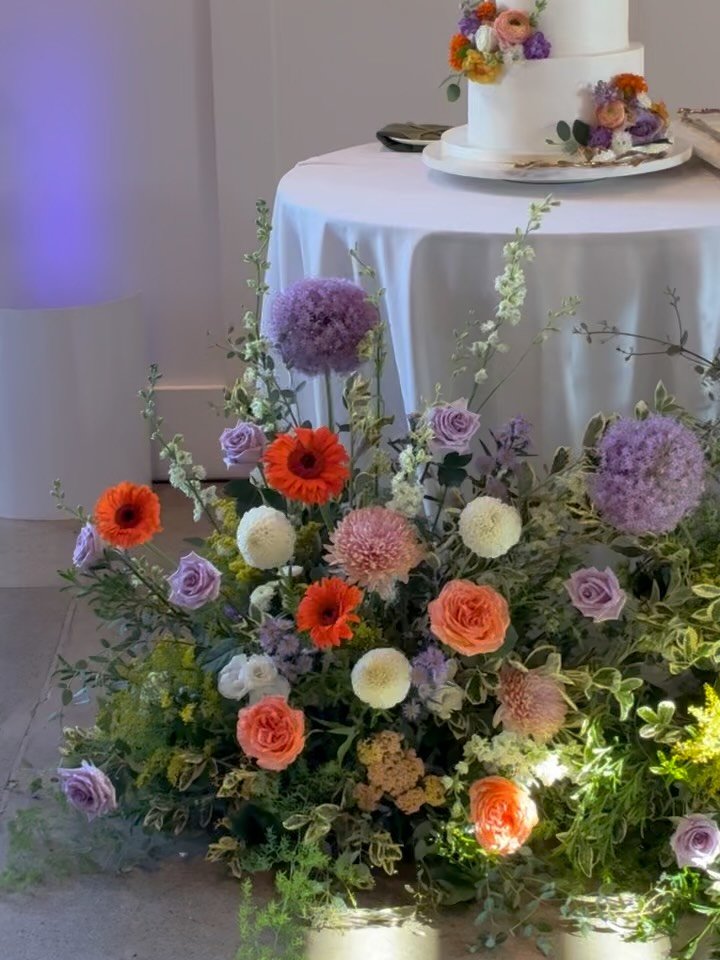 A little cake moment for C&amp;D 🍊

Venue: @therichlandoc
Coordinator: @positively_charming_weddings
Photo: @foxandbearphoto
Video: @kimritterfilms
Florals: @brookebloom.co
Beauty: @kaylaarielleartistry
Bridal Dress: @ferndalesbridal
Groom Suite: @f