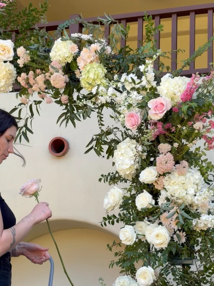 Feeling grateful for my dream job and this talented team. Working with such kind-hearted, creative people makes design so much fun 🥹 
@petalsandstrands @godoyliset @daisydaisyflorals @peachy.petals @berrybloomsfloralco @bloomsbyjase