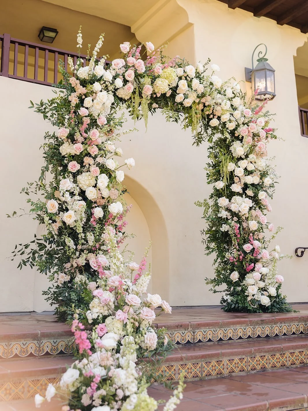 The arch of my dreams!!
 
planner: @ivorystoneeventco 
venue: @estancialajolla 
photographer: @tayjoyphoto 
video: @ramediaco 
florist: @brookebloom.co 
rentals: @eventpartyrentalssd @detailsbybohobabes 
entertainment: @pacificentertainment @pinkmoza