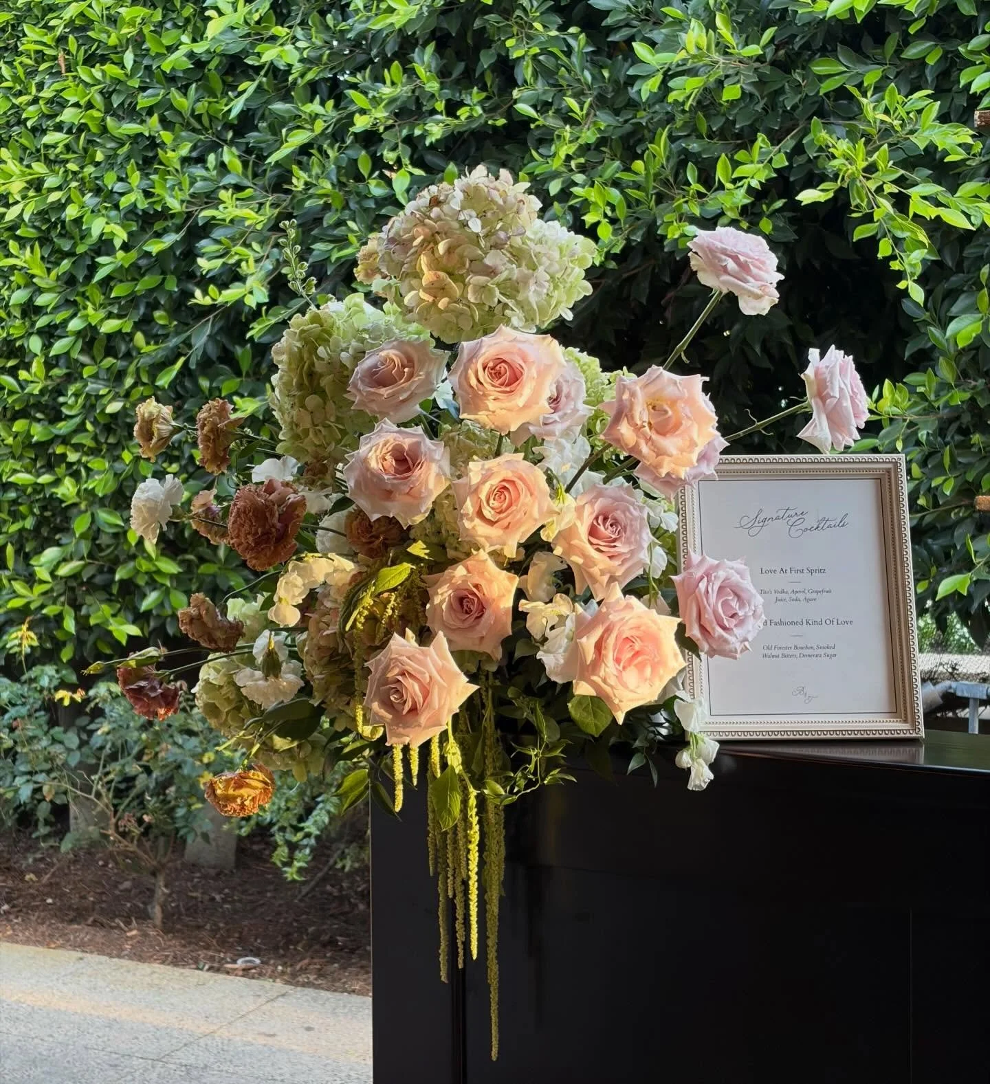 Bar flowers!!!

planner: @ivorystoneeventco 
venue: @estancialajolla 
photographer: @tayjoyphoto 
video: @ramediaco 
florist: @brookebloom.co 
rentals: @eventpartyrentalssd @detailsbybohobabes 
entertainment: @pacificentertainment @pinkmozartent 
liv