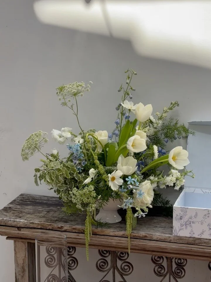 Just a cutie little arrangement to end your day 😴

venue &amp; catering: @laventuraeventcenter 
planner: @lexi_cc_collective 
florist: @brookebloom.co 
photo: @gracedayphotography 
video: @lovelyfilms.co