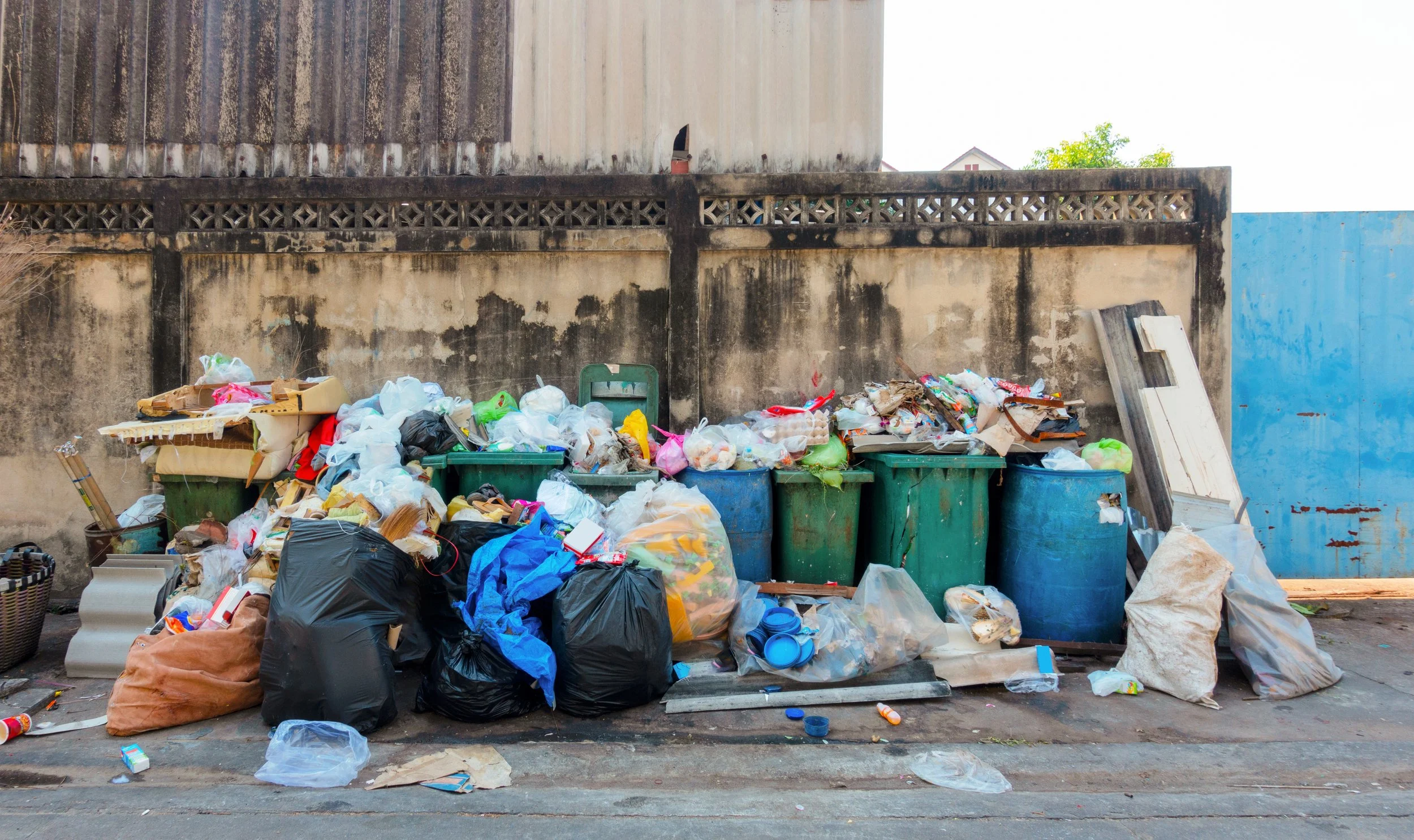 overflowing-trash-cans-and-bags-on-street-2026-01-05-06-14-25-utc.jpg