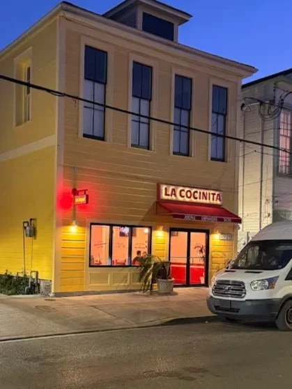 COCINITA_FRONTAGE_NIGHT.webp