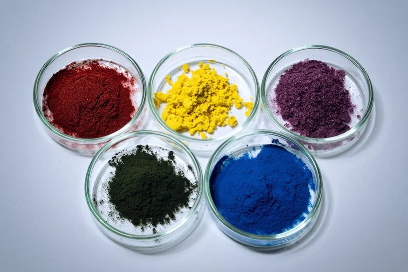 we-plus-so-colored-material-focused-research-microalgae-color-potential-designboom-29.jpg