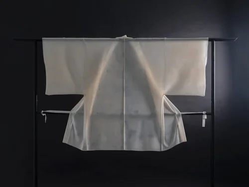 The Weight of Traces: On the Politics of Repair in Weaving and Mending