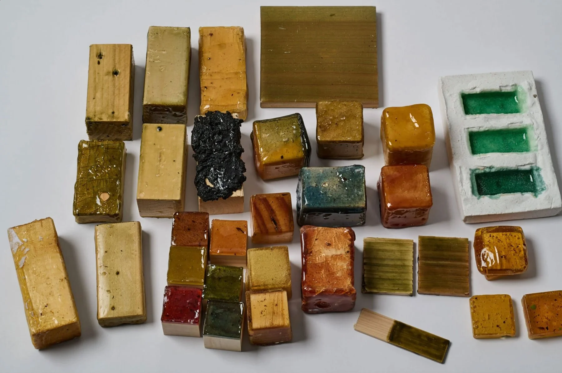 we-plus-so-colored-material-focused-research-microalgae-color-potential-designboom-1800-14.jpg