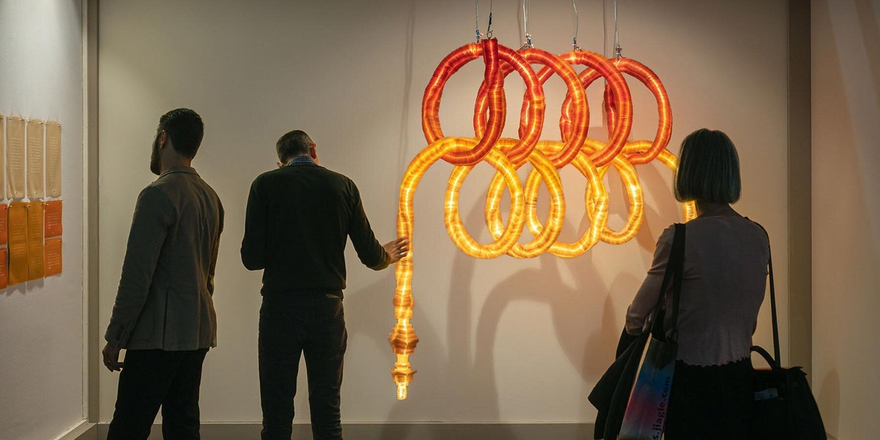 seaweed-based-biodegradable-material-interlocking-tubular-light-installation-slow2-designboom-1800-3.jpeg
