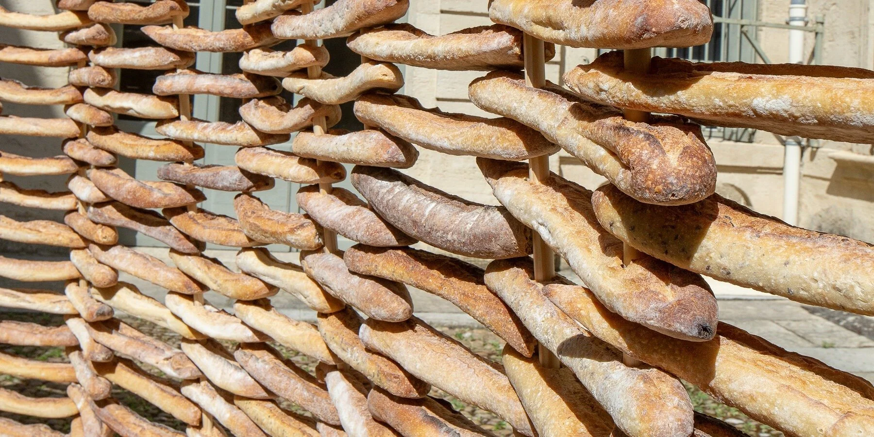 paysage-de-pain-public-installation-baguettes-mero-studios-designboom-1800-4.jpeg