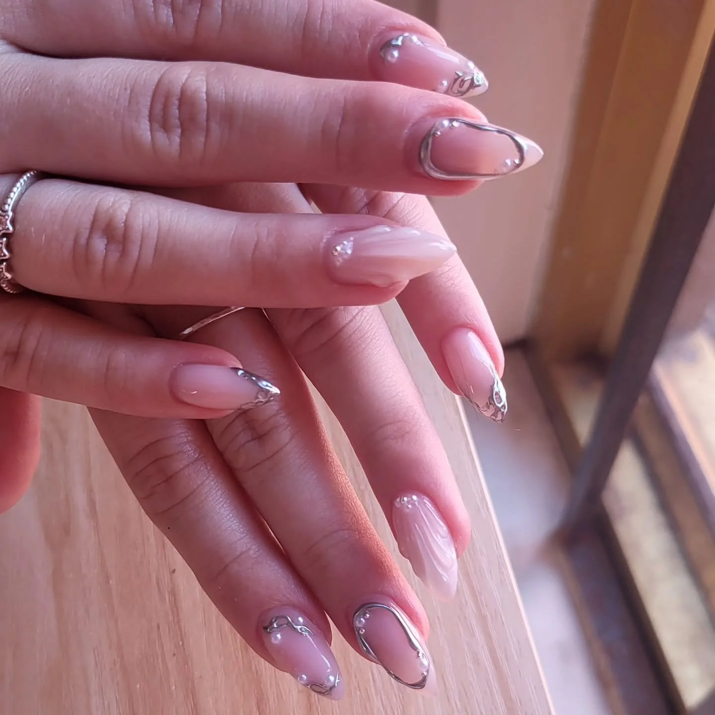 Lil touch of silver shells 🐚

@uglyducklingnails pink sculpting gel has my heart as always 🫶

#hardgel #gelnails #chromenails #yyjnails #yyj #victorianails #victoriabc #esquimalt