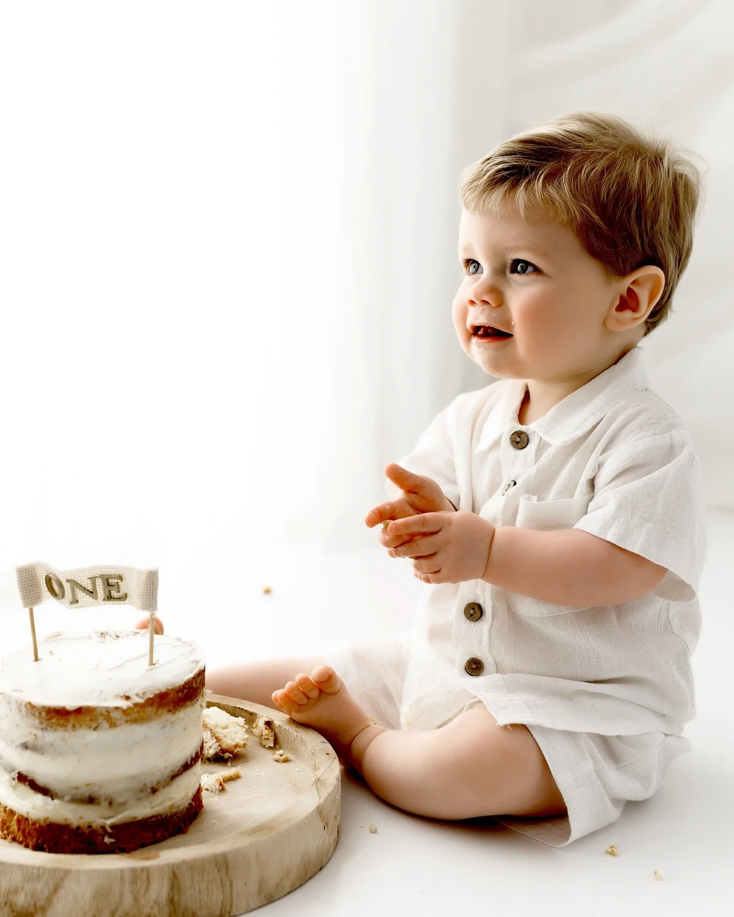 If you want a simple and timeless photoshoot for your child&rsquo;s first birthday. Get in touch to schedule your session in advance today 🎈 🧁 🛁