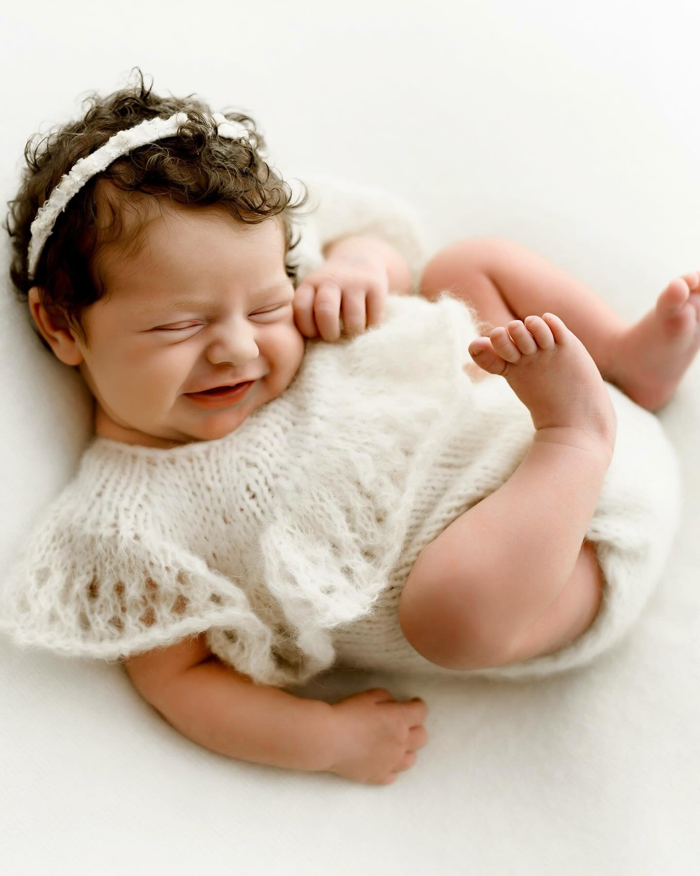 The sweetest little newborn to enter my studio. Her little smile and curls were everything 💕