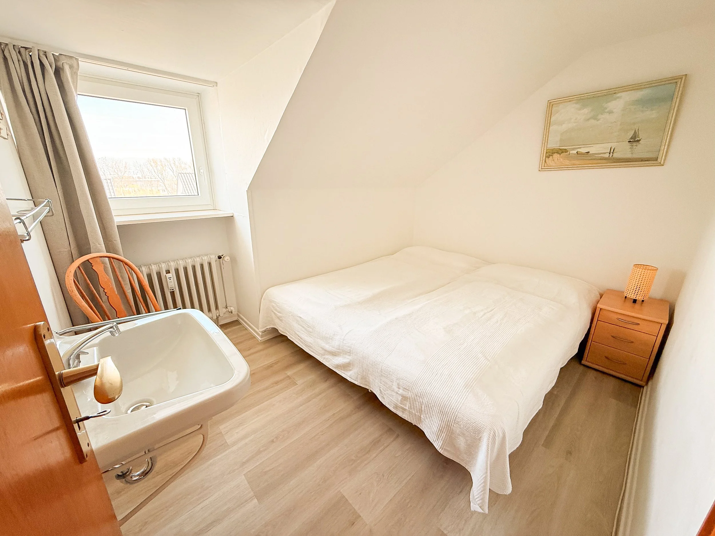 Schlafzimmer in der Dachgeschosswohnung im Haus Elisabeth in Scharbeutz