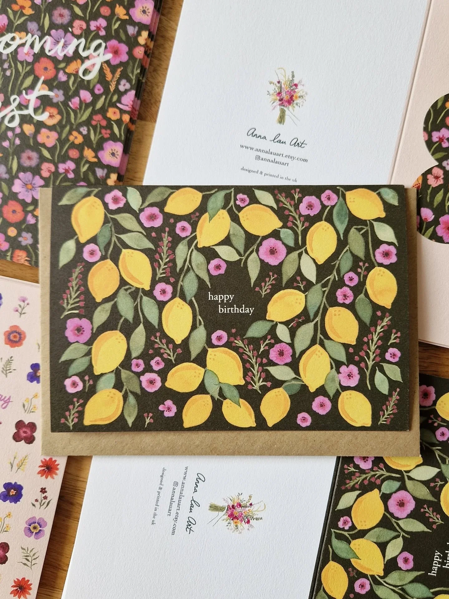 One of my favourite designs from my latest card collection! It always takes me back to the draping lemon trees and ornate patterns in sunny Italy 🍋🌞
.
.
#flowerart&nbsp;#floralillustration&nbsp;#floralart&nbsp;#floralwatercolor&nbsp;#floralwatercol