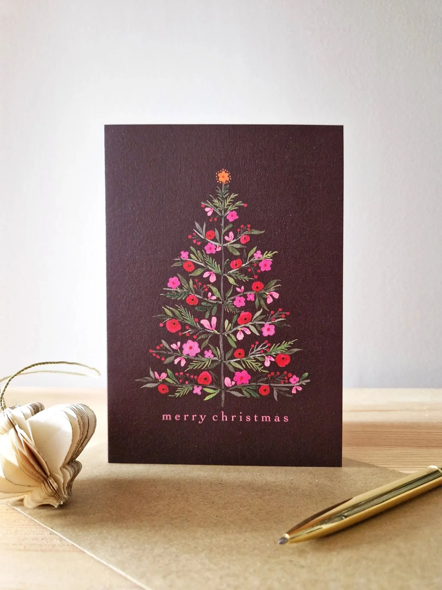 It's November! This means Christmas is near 🤭🎄. I put together a few festive cards with a couple of my favourite motifs I've painted over the years. I wish I had planned better to do more designs, but hopefully next year! These are now available on