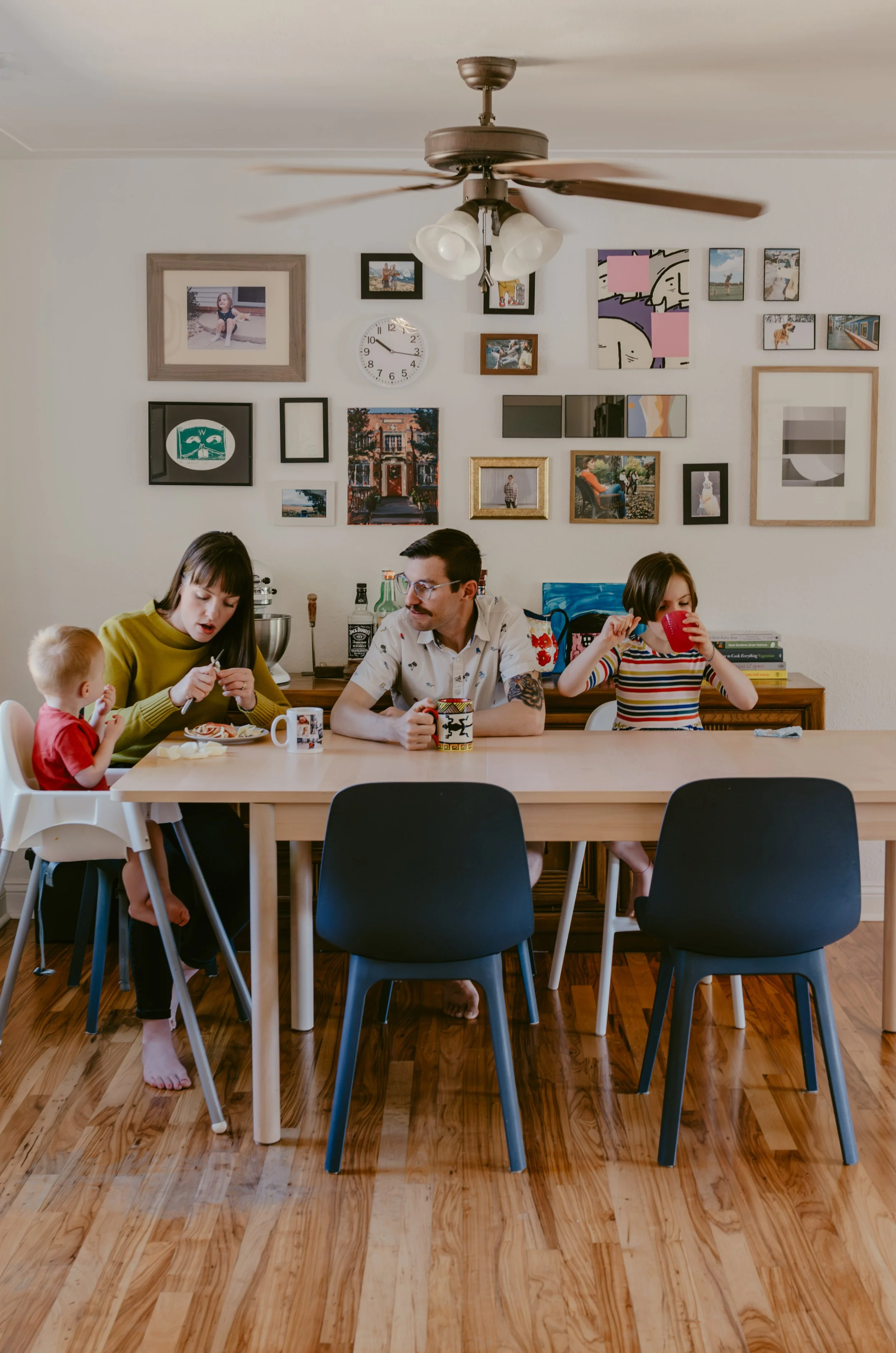 An at home lifestyle family photography session in Salem Oregon of parents and kids at a dining table