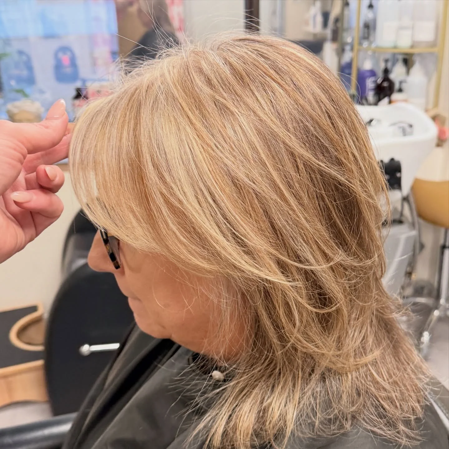 When you don&rsquo;t know exactly what you need, but you know you&rsquo;re not getting what you want&hellip;🤷🏼&zwj;♀️

It&rsquo;s time to find a specialist. 🤗✨

Having an expert in blonding and grey blending means:

👩🏻&zwj;🦳🧑🏽&zwj;🦳👩🏾&zwj;