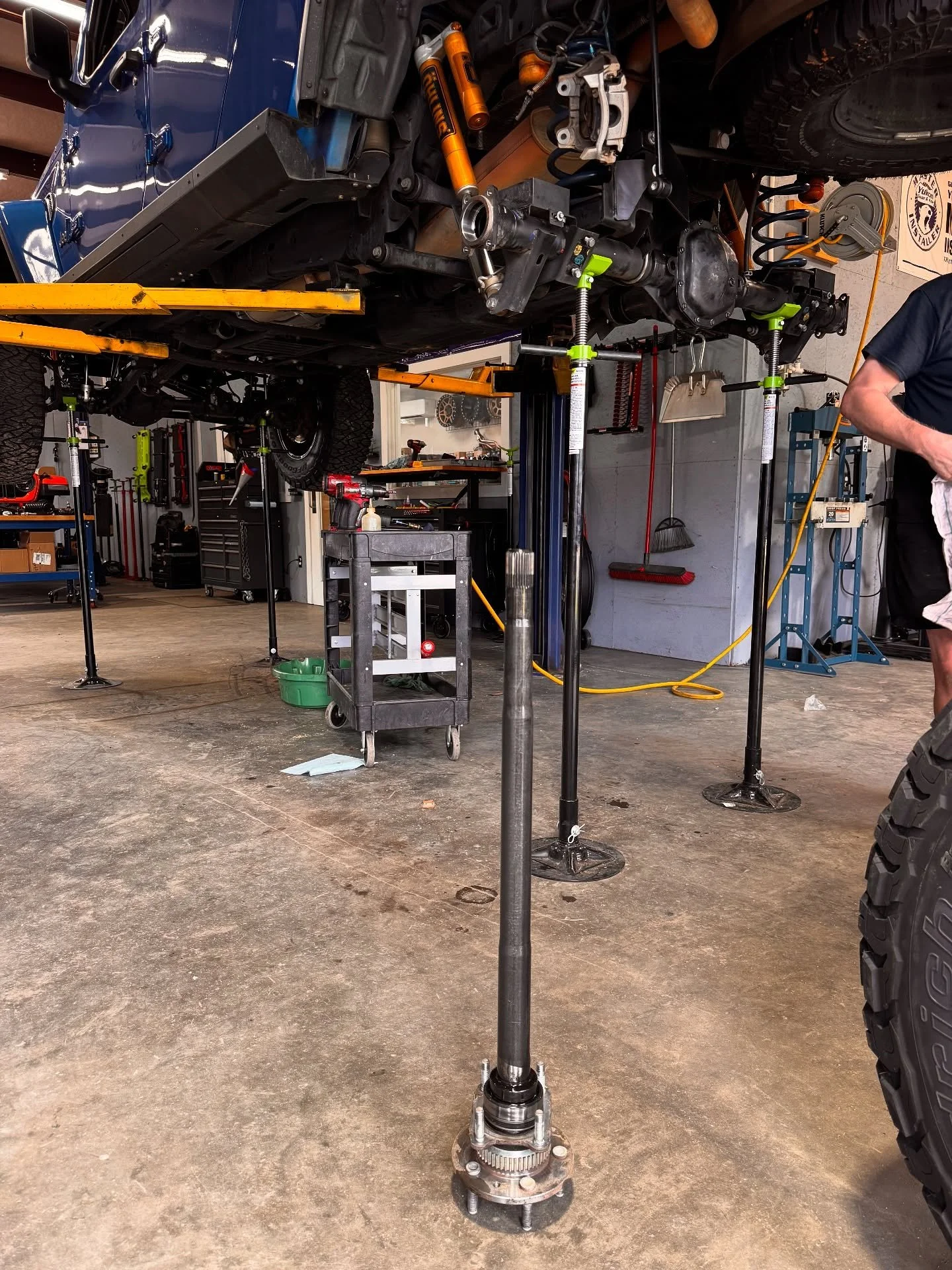 Just another day in the shop.. 

We&rsquo;ve got a couple vehicles in the shop that are getting HUGE transformations! Stay tuned for more details.

#greenvilleoffroad #gvloffroad #gooffroad #mauldinsc #greenvillesc #4x4offroad #driveshaft #brakes #su